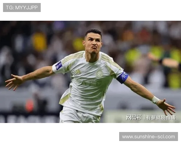 足球明星因护照问题遭拘留引发球迷热议与媒体关注