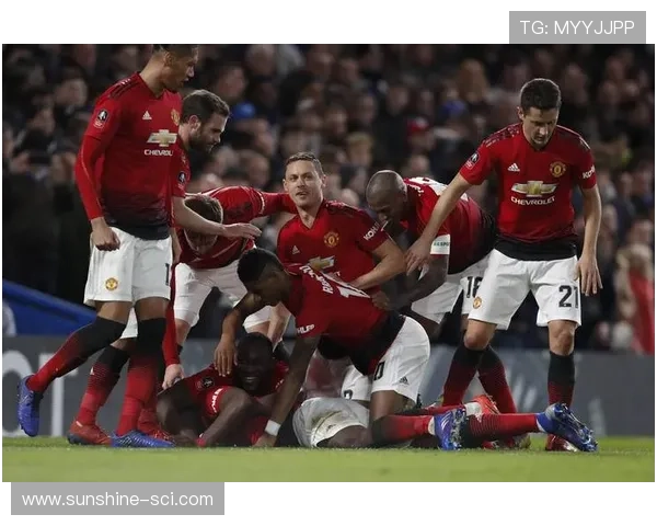 12号足球明星背影展现的坚韧与荣耀背后故事揭秘