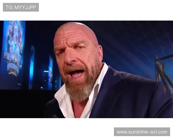 老头与足球明星的搞笑对决视频引发网友热议与欢笑